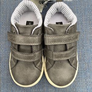 Boy’s sneakers size 8